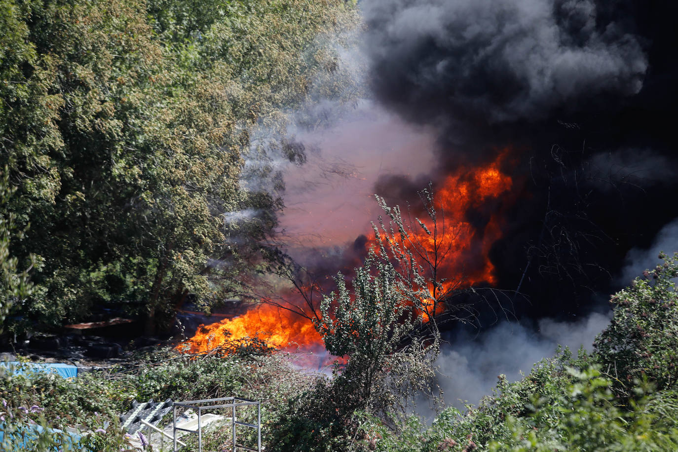 La impresionante columna de humo por un incendio en un poblado de Llanera