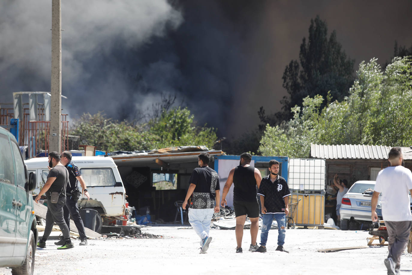 La impresionante columna de humo por un incendio en un poblado de Llanera