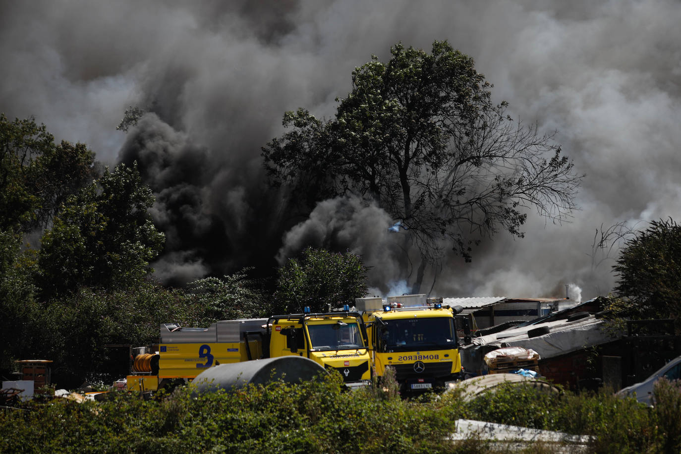 La impresionante columna de humo por un incendio en un poblado de Llanera