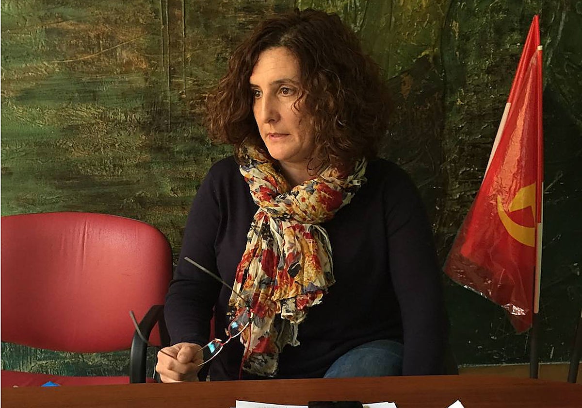 Beatriz González, en la sede de IU de Mieres.