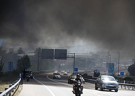 Imagen secundaria 1 - «Me asomé a la ventana y había fuego a dos metros de mí»