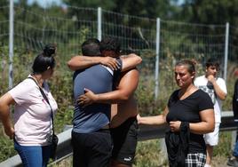 Dos hombres, en presencia de dos mujeres, se abrazan tras abandonar el poblado por precaución.