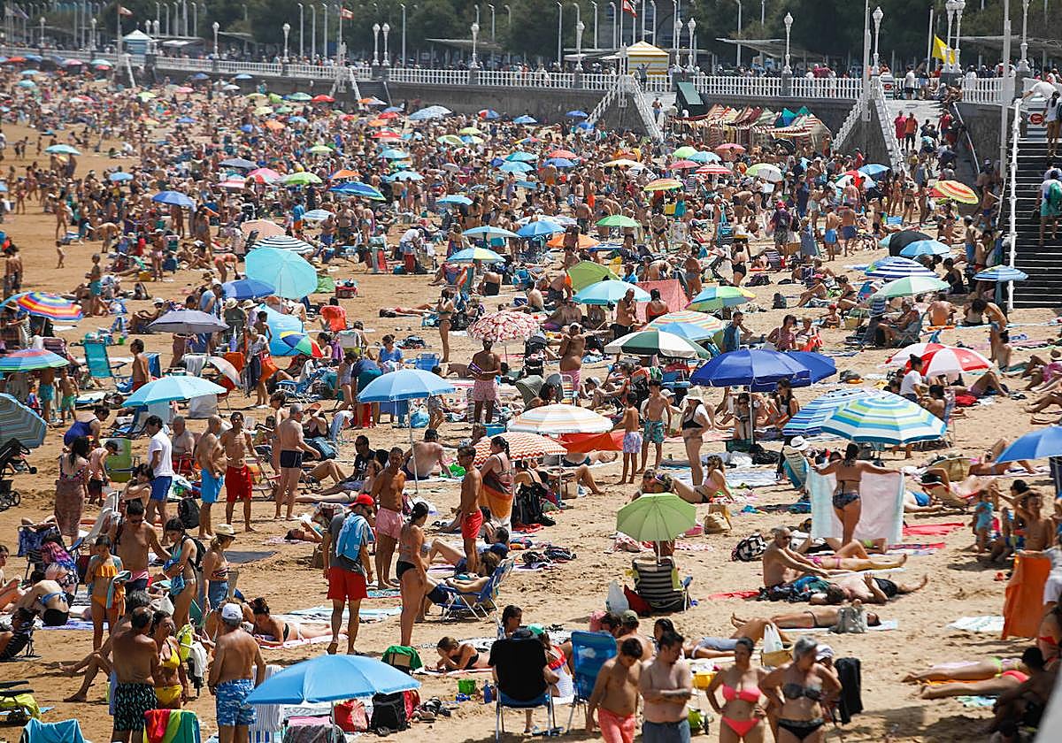 Este miércoles, la playa de San Lorenzo de Gijón, a reventar con temperatuas asfixiantes.