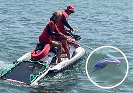 Los socorristas, retirando la carabela portuguesa.