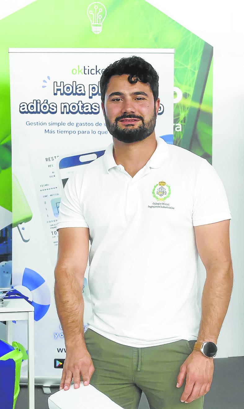Carlos García, en el estand del Colegio de Ingenieros Industriales que este año gana más espacio.