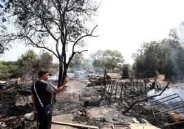 Las llamas calcinaron los talleres y vehículos que había en la finca detrás de 'las chabolas del tío Chango'.