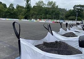 Los primeros sacos de hierba en el campo sintético de Agones.