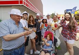 José Manuel Suárez, Ángel Roces, Águeda Pérez, Javier Martín, Enzo Martín, Ruth Pérez, Iris Martín, Lorena Corrales y Ayla Martín vencen el calor con helados, sombreros y refrescos.