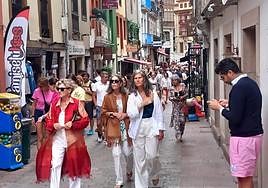 Turistas en pleno centro de la villa de Llanes, que vuelve a llenarse en los meses estivales.
