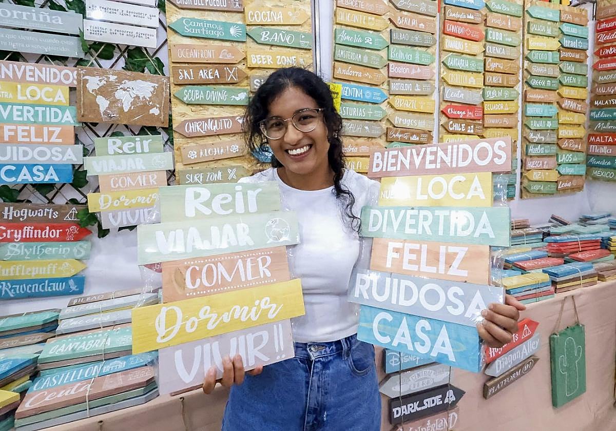 Ashley Victorelo sostiene dos de los mensajes personalizados que ofrece el puesto Salinas. «Están de moda y mucha gente lo lleva para su casa».