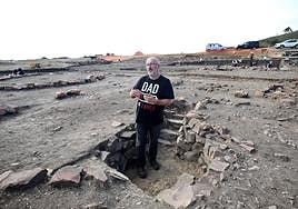 Rubén Montes, arqueólogo municipal, en uno de los dos pozos descubiertos en la Campa Torres.