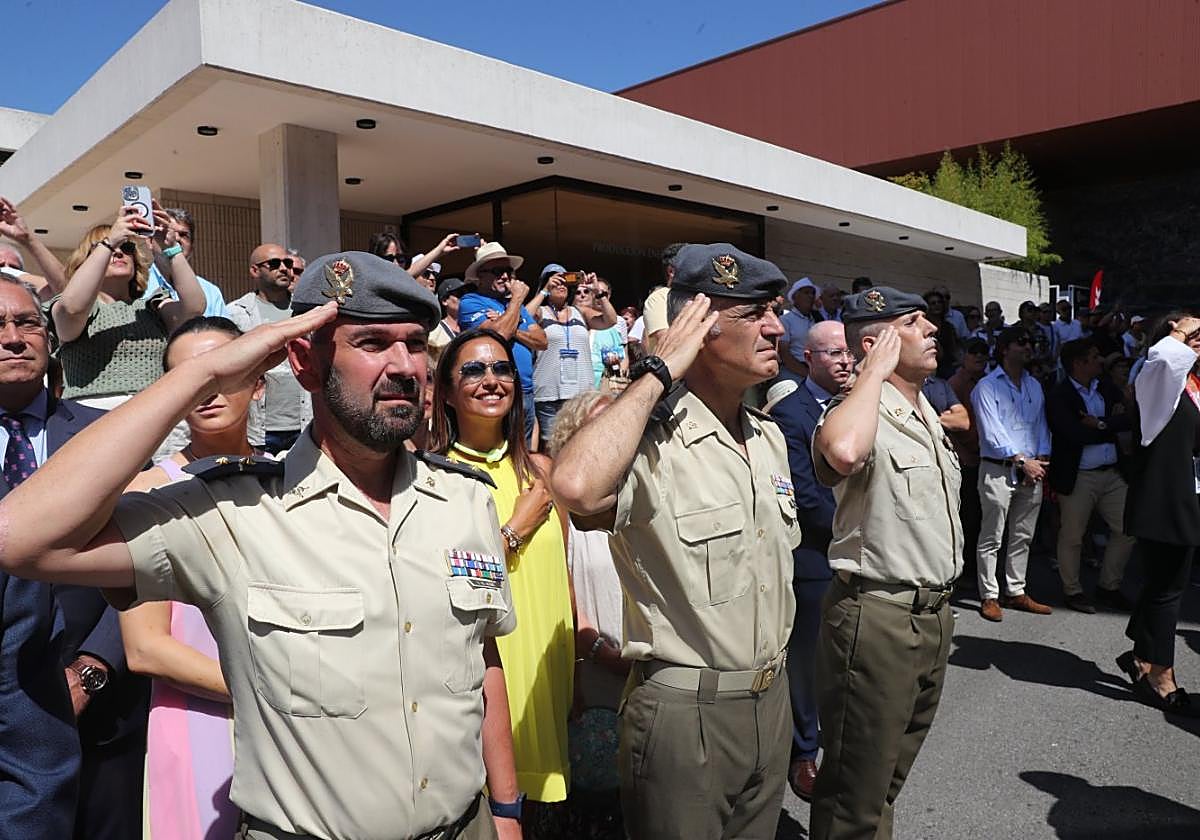 Saludo de varios militares ante el izado de las banderas europeas.