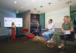 Intervención. Eva Pando, (derecha); Omar Suárez, de Sunthalpy; Rafael Permuy, de Neurostech, y Cristina Fanjul, del CEEI.