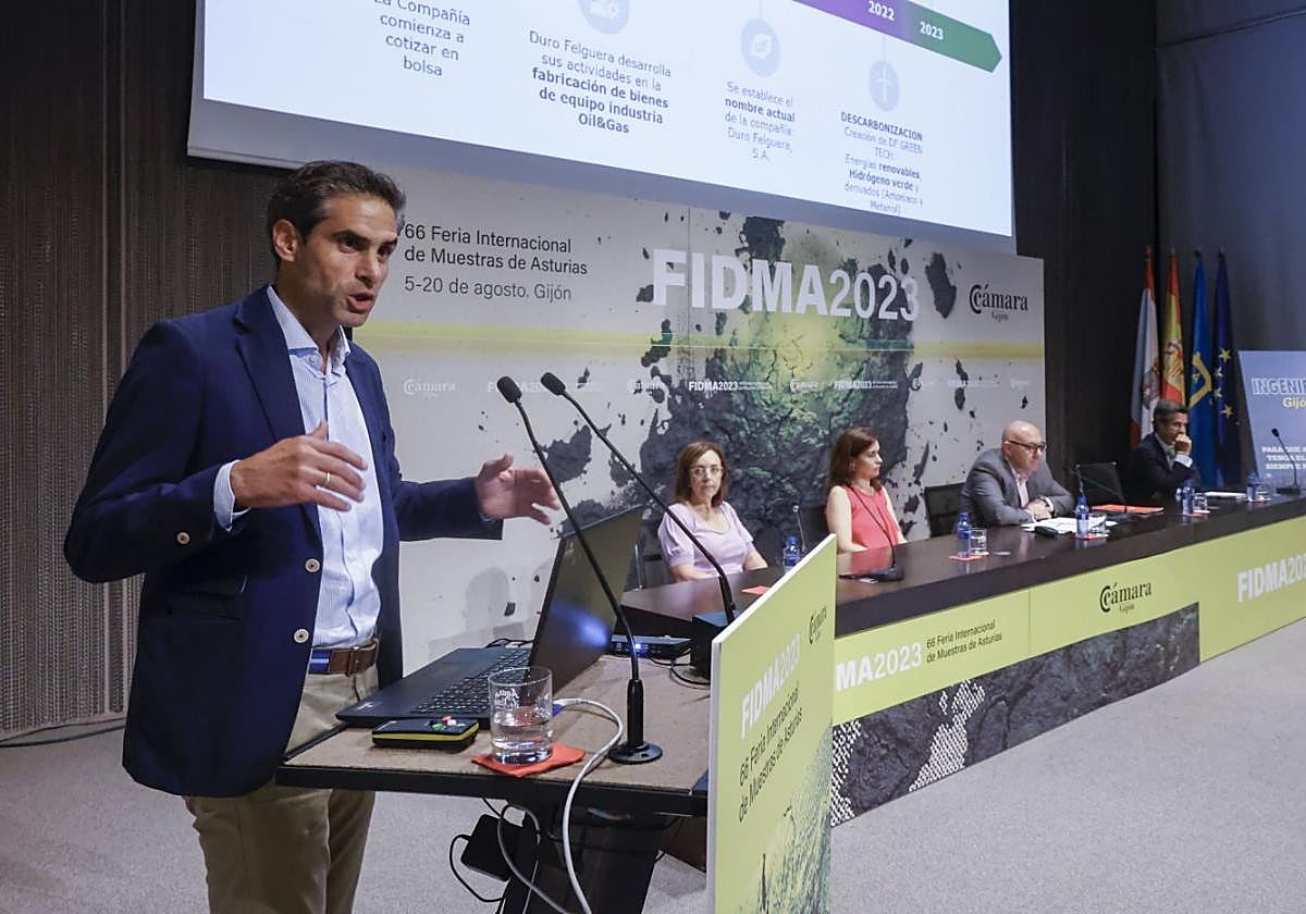 Mesa Redonda. En primer término, Álvaro López (Duro Felguera). En la mesa, Paz Orviz (Cogersa), Ana Quelhas (EdP); el moderador, Juan Carlos Aguilera, director general de Industria del Principado, y Antonio Suárez Ramón (TSK).