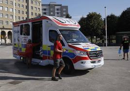 Una mujer sufre una parada respiratoria en la playa de Poniente