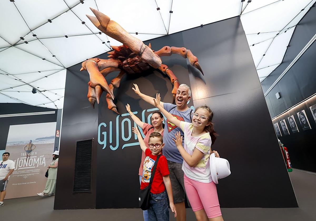 Junto con un crustáceo gigante posan Ainhoa López y Zeus, Valeria y Nicolás Fernández.