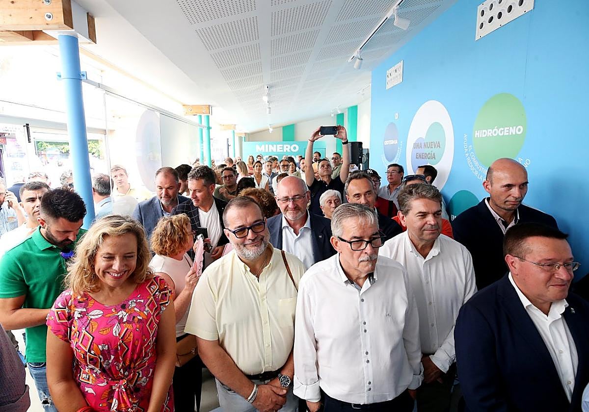 Los alcaldes de las cuencas, y otras autoridades, en primera fila.