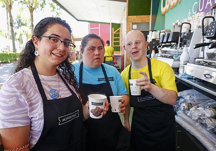 Miriam Núñez, preparadora laboral junto con Lara Vázquez y Andrés Fidalgo.