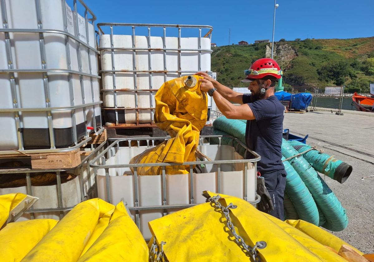 Cien globos de cinco toneladas y turnos de doce horas para reflotar el 'Serenín'