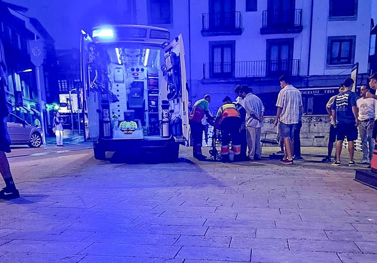 El herido por arma blanca fue atendido en el propio puente de Llanes por los servicios sanitarios.