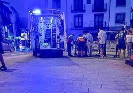 El herido por arma blanca fue atendido en el propio puente de Llanes por los servicios sanitarios.
