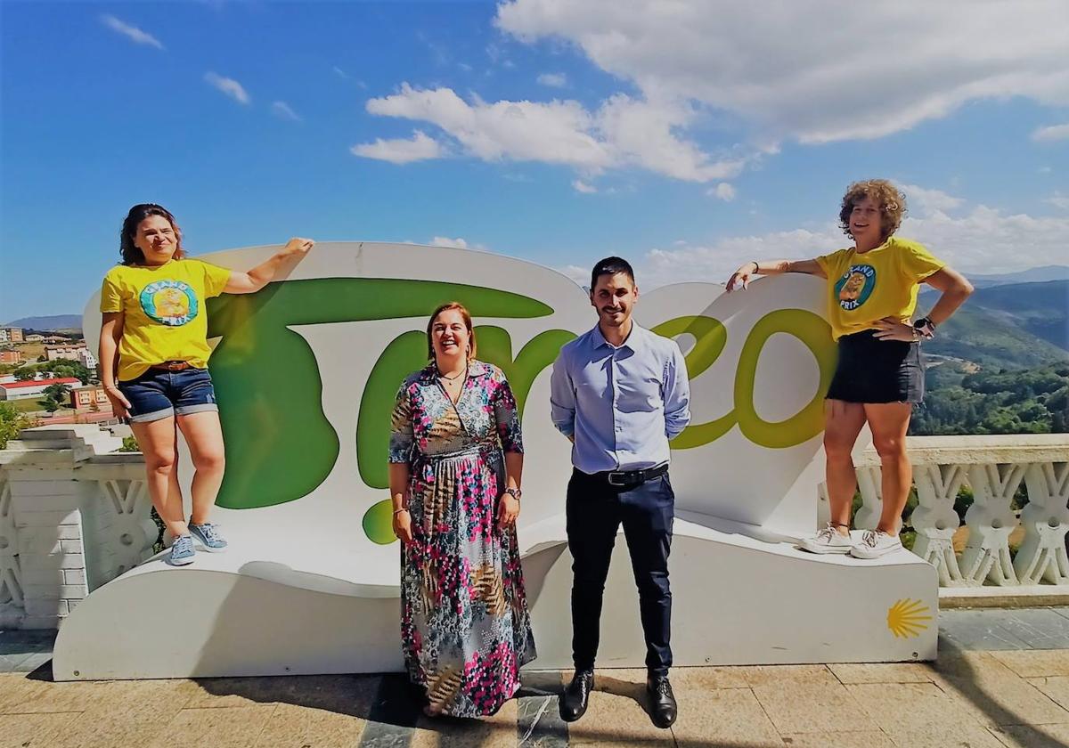 t El capitán del equipo Grand Prix Tineo, Jorge Escalada, junto a la alcadesa, Montse Fernández, la técnica del Ayuntamiento, María José Fernández, y la concursante Blanca de La Acera.