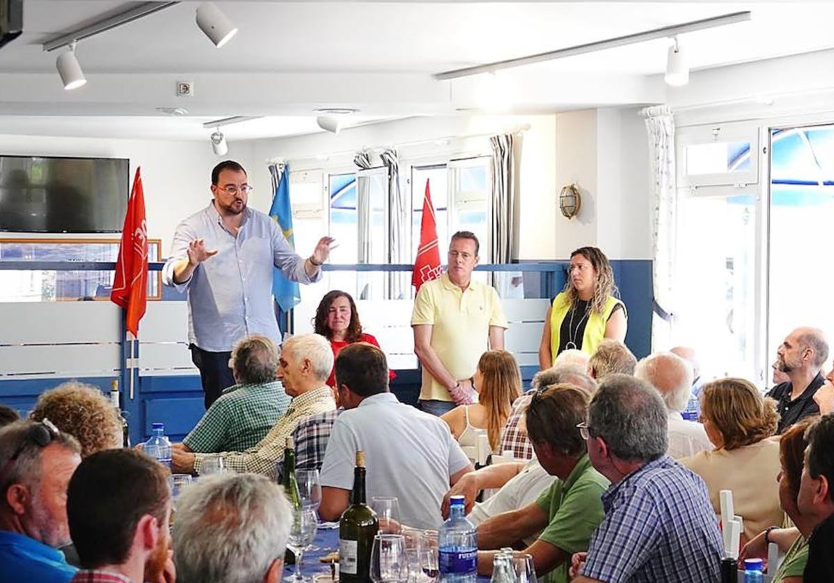 El presidente del Principado, Adrián Barbón, en la fiesta de la FSA acompañado del consejero de Medio Rural, Marcelino Marcos, y la exalcaldesa de Tapia, Ana Vigón.