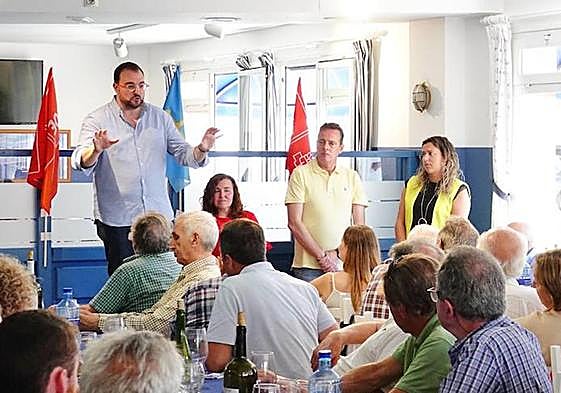 El presidente del Principado, Adrián Barbón, en la fiesta de la FSA acompañado del consejero de Medio Rural, Marcelino Marcos, y la exalcaldesa de Tapia, Ana Vigón.