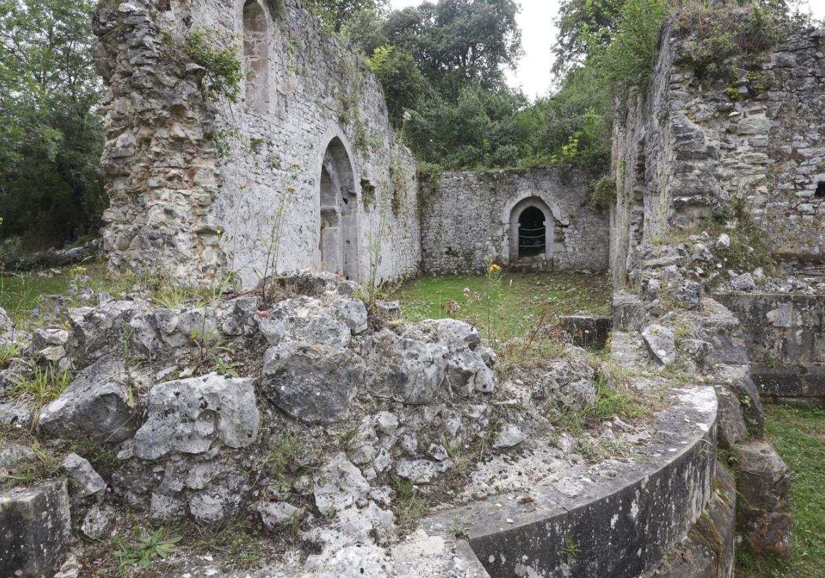 Alles. Las ruinas de la antigua iglesia de San Pedro de Plecín nos reciben al final de esta etapa, antes de adentrarnos en tierras cántabras.