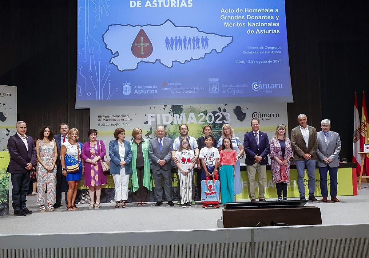 Foto de familia.Autoridades y premiados después de la celebración del acto institucional.