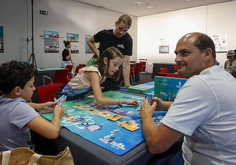 Nacho Fernández juega en el pabellón de Asturias junto a sus hijos, Julia y Eloy.