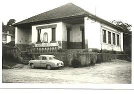 Escuela de Areñes en los años setenta, cuando aún existía espacio para aparcar frente al inmueble.
