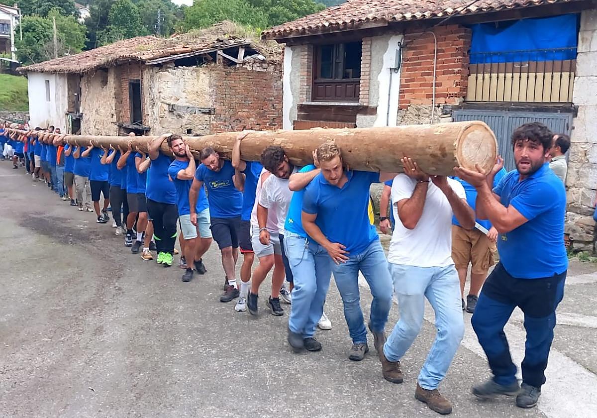 Raúl Alonso dirige el traslado de la hoguera por las serpenteantes calles de Villahormes.