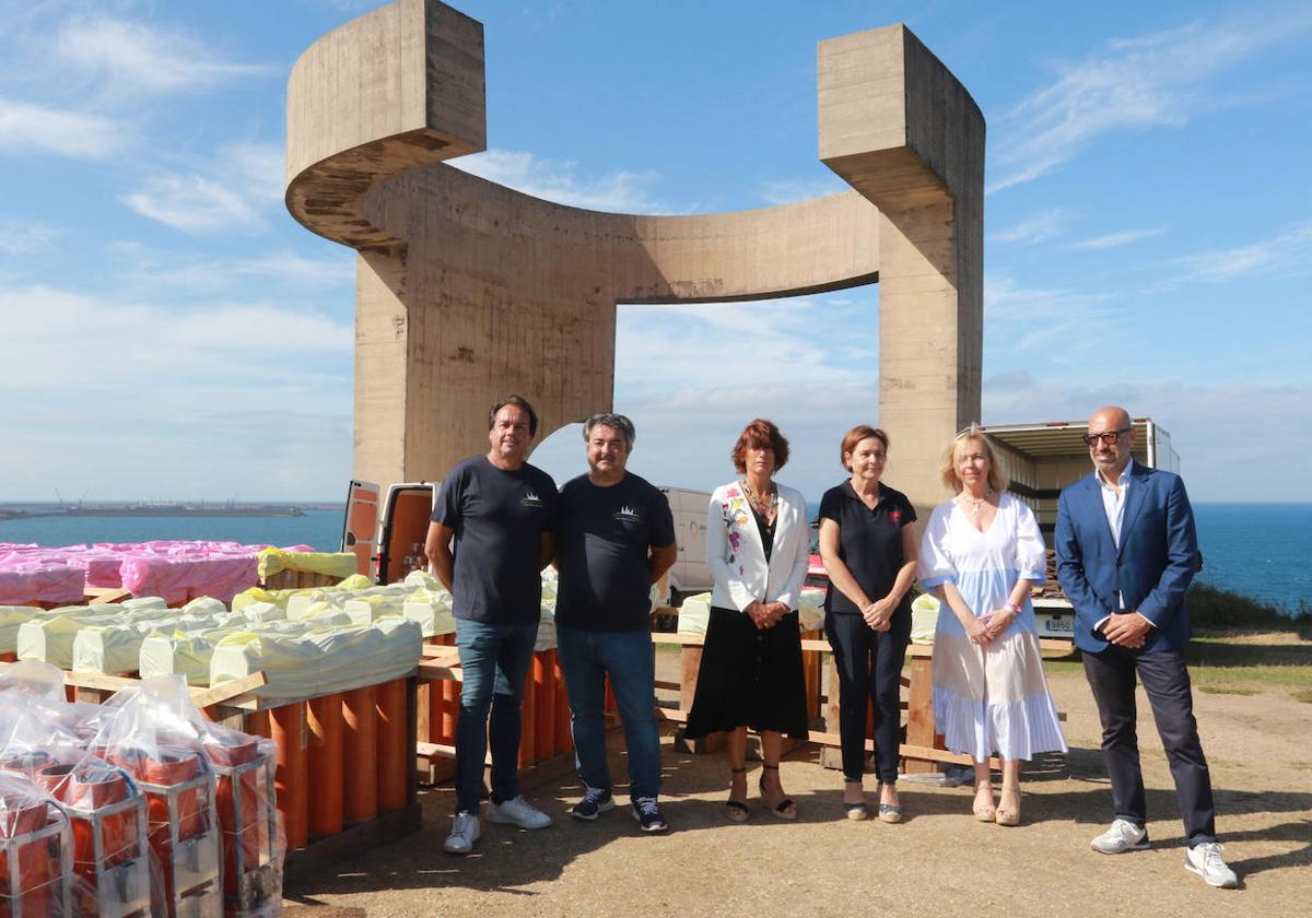 Juan Manuel Humanes, Luis Brunchú, Nuria Bravo, Carmen Moriyón, Sara Álvarez Rouco y Óliver Suárez, junto a las carcasas de los fuegos.