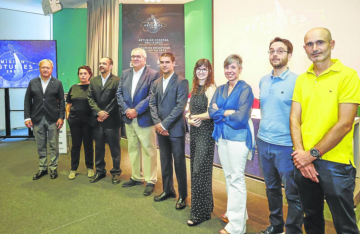 Los participantes de la jornada con el director y la coordinadora de AsturiasInnova+. arnaldo garcía