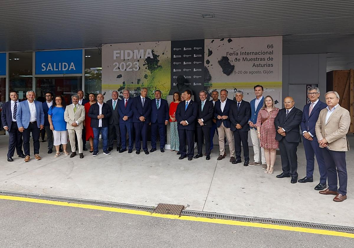 Foto de familia.Representantes de la Cámara de Comercio de Gijón, León y Astorga; autoridades de Castilla y León y representantes municipales de Gijón.