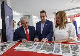 Marcelino GutIérrez, Marcelino Marcos y Begoña López, en el estand de EL COMERCIO.