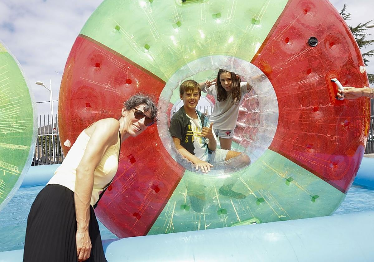 Alma Bueno y Hugo Martín, junto a su madre, en una de las burbujas giratorias que hay en una pequeña piscina. «Está muy bien que haya zonas para ver y otras para jugar; hay tiempo para todo».