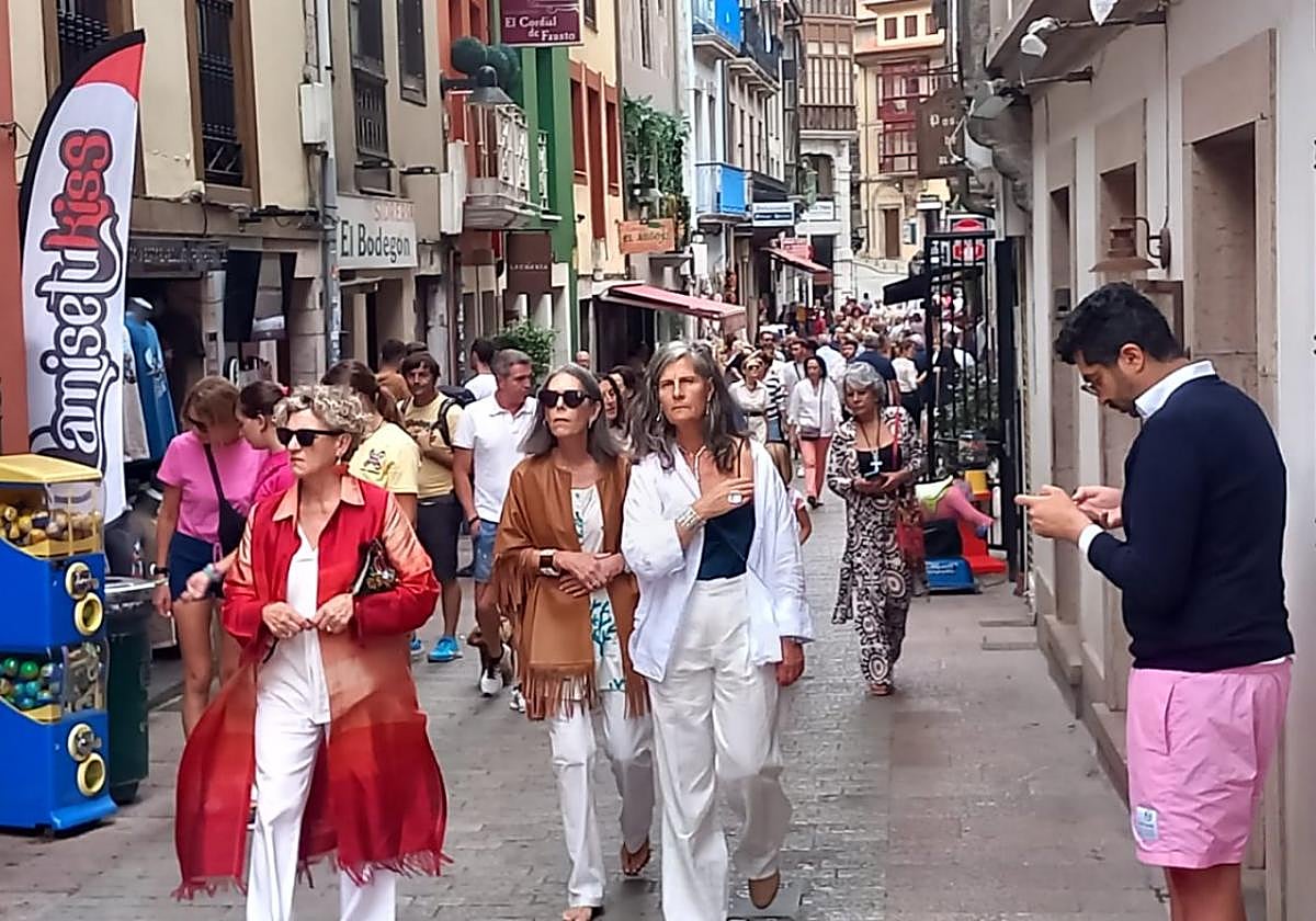 La Calle Mayor de Llanes, uno de los principales centros turísticos de Asturias, llena de viandantes.