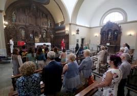 El interior de la iglesia de Valdesoto durante la misa en honor al patrón, San Félix.