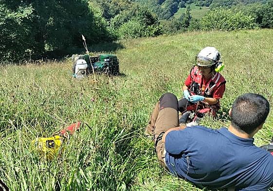 La médica rescatadora auxilia al herido, un hombre de 38 años.
