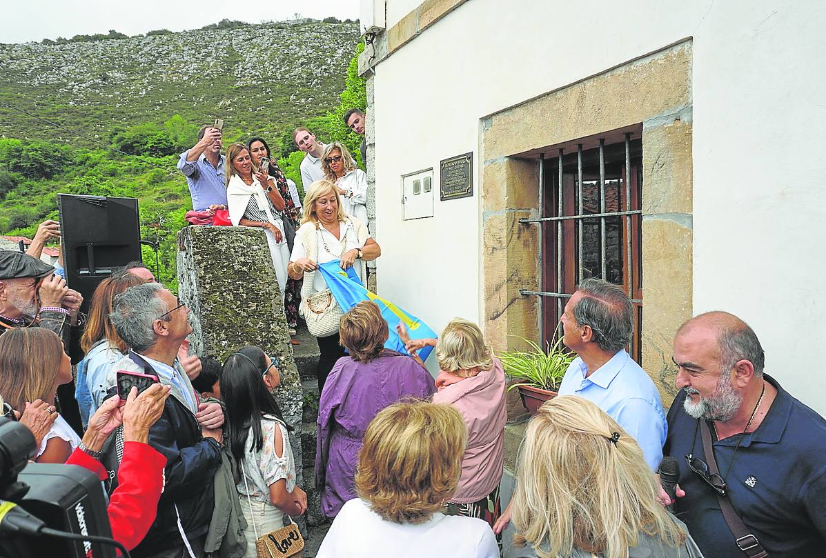 La placa en su honor quedó colocada en la antigua escuela, donde nació un 21 de septiembre de 1902.