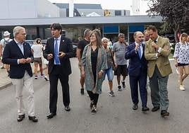 Autoridades. El rector, Ignacio Villaverde, charla con el presidente de la Cámara de Comercio, Félix Baragaño, mientras camina junto al consejero de Ciencia, Borja Sánchez; la diputada socialista María Ronderos, y el director de la Feria, Álvaro Alonso.