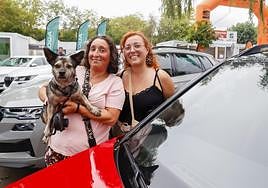 Montse Fernández y Nerea Arrojo miran coches buscando la mejor oferta.