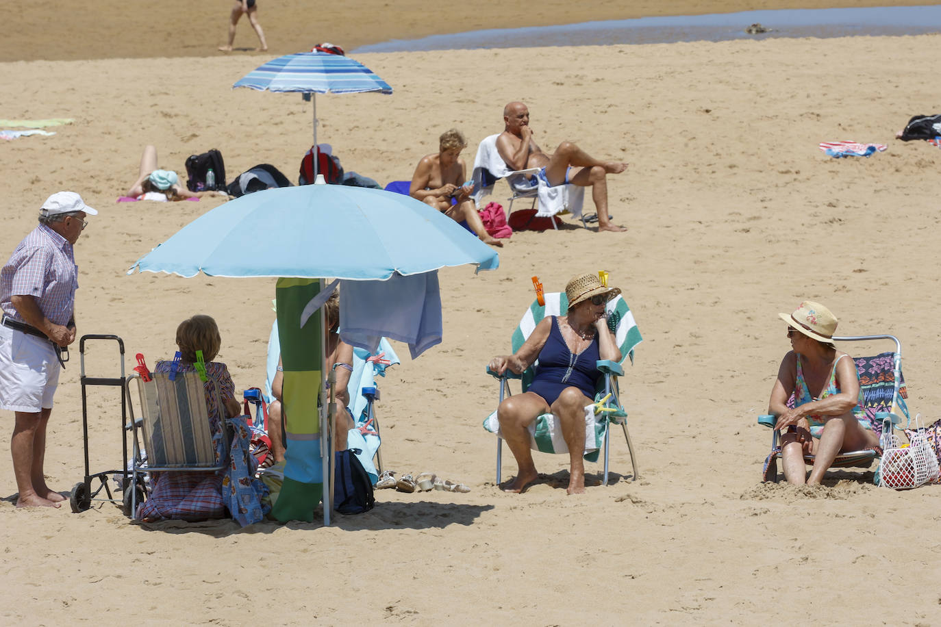 Un grupo de mayores toma el sol en San Lorenzo.