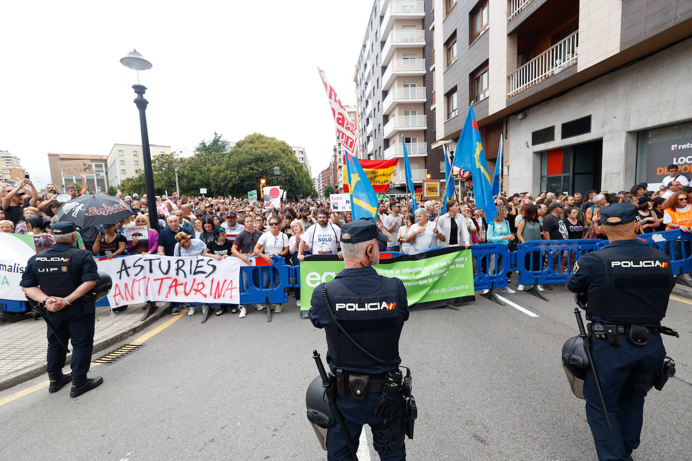 Así ha sido la protesta antitaurina por la Feria de Begoña