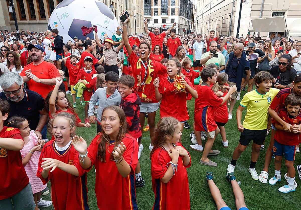 Aficionados celebran uno de los goles de la Selección Española de Fútbol femenino.