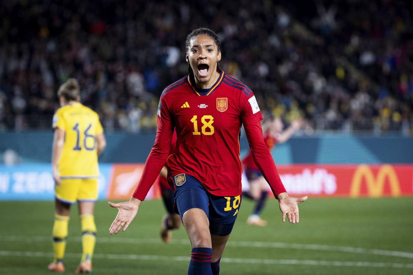 Salma Paralluelo celebra el primer gol de España ante Suecia durante la semifinal del Mundial.