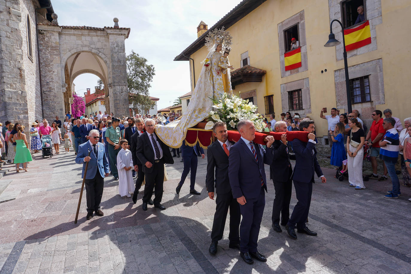 Llanes se engalana para honrar a su patrona