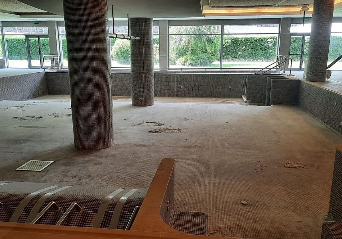 El vaso del spa, sin agua para realizar las obras de reconstrucción.